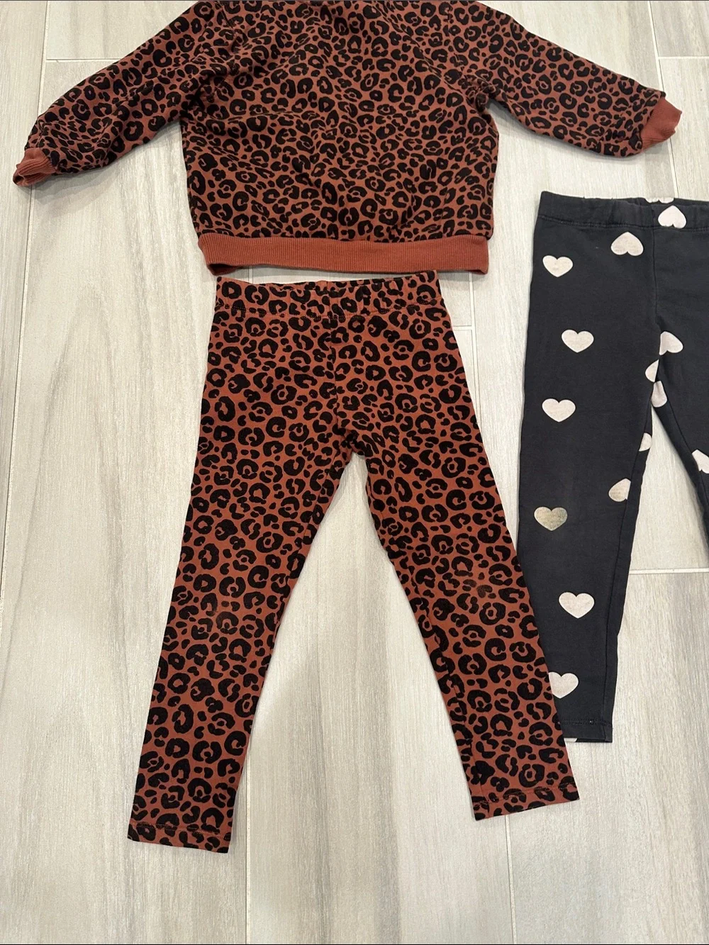 H&M 4T Leopard Print Leggings and Sweatshirt Matc Set with Gray Heart Leggings